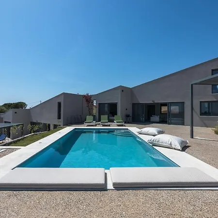 Villa #luxlikehome Theeta Pefko *